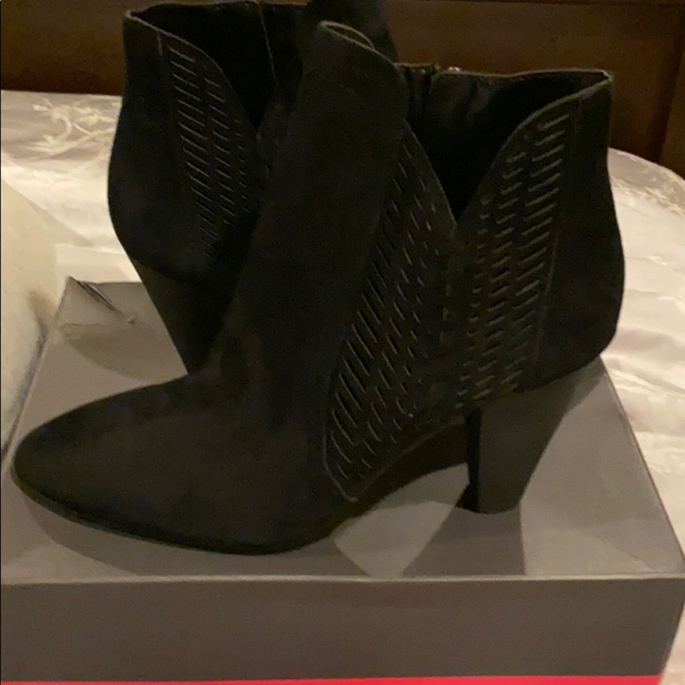 Vince Camuto size 9 suede booties